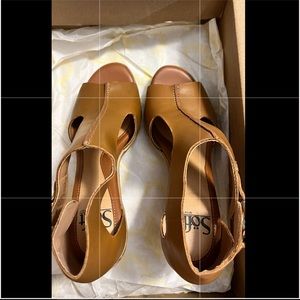 Sofft Sandals- worn once indoors